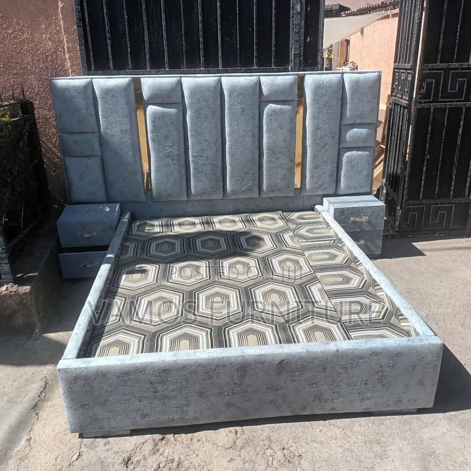 አልጋ የራስጌው ስፋት 2.44 የሆነ Bed