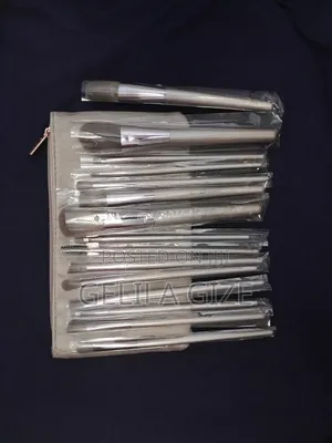 Photo - 15 Piece Makeup Brush Set With Bag