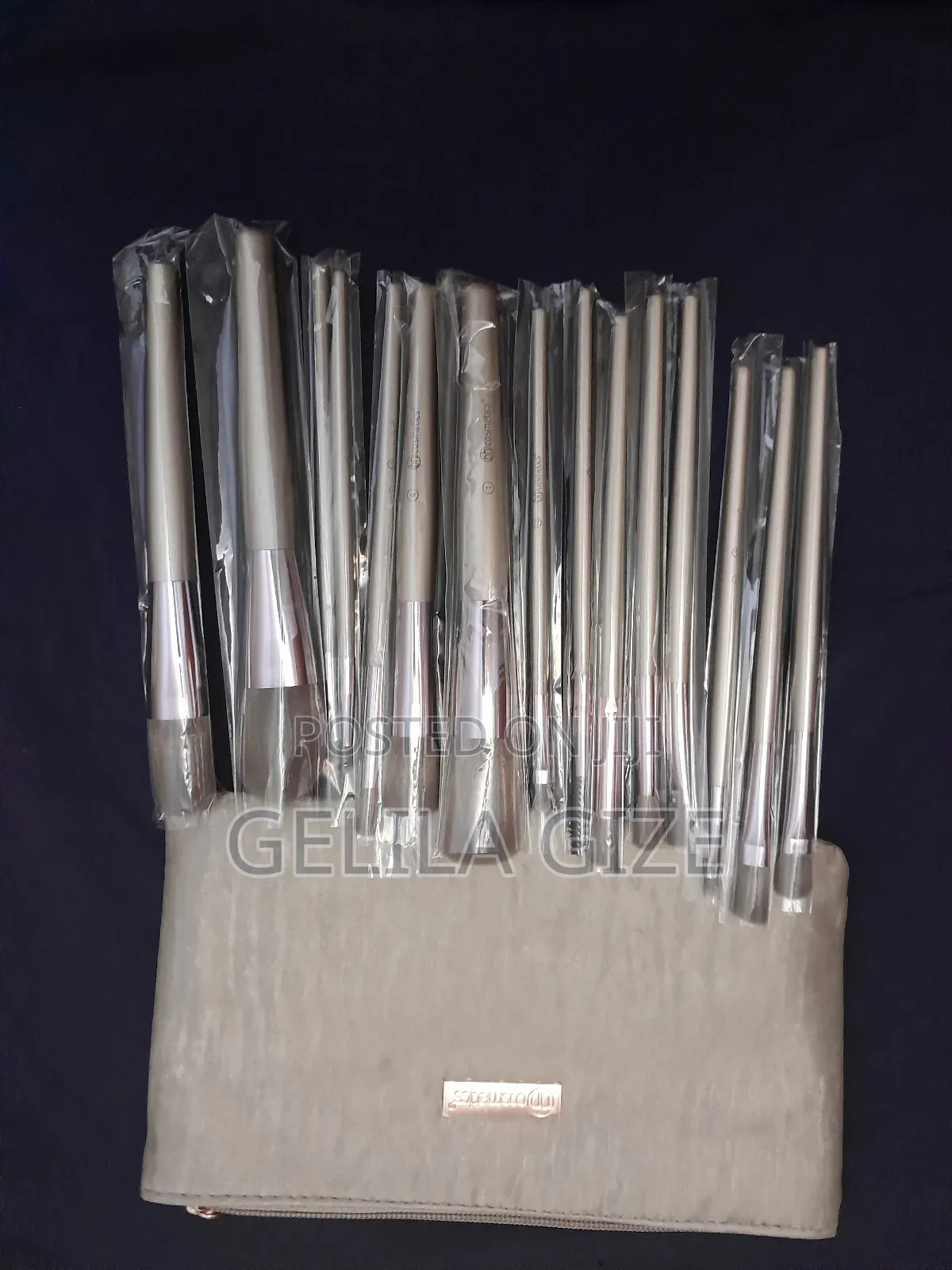 15 Piece Makeup Brush Set With Bag