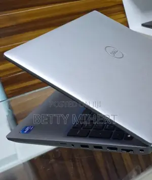 New Laptop Dell Precision 15 3520 32GB Intel Core I7 SSD 512GB