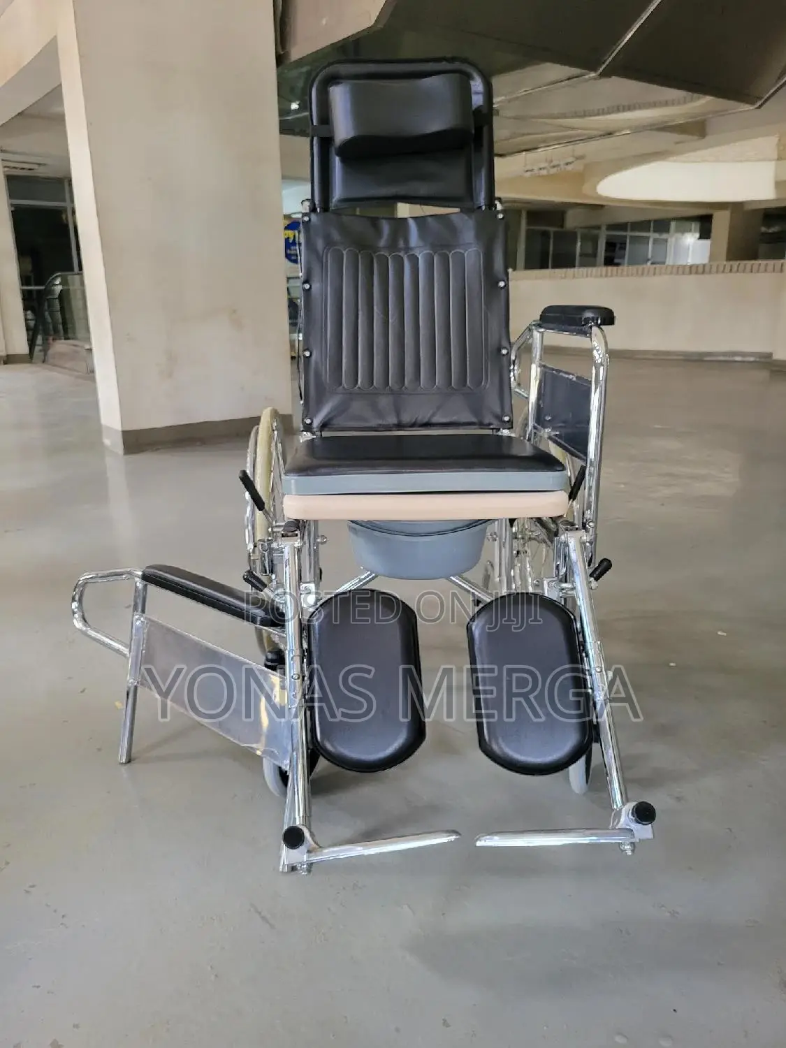 Commode Wheelchair/Removing the Toilet Pot the Chair’S Seat