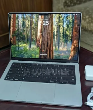 New Apple MacBook Pro 2023 M3 14-Inch 8GB Apple M3 Pro SSD 512GB