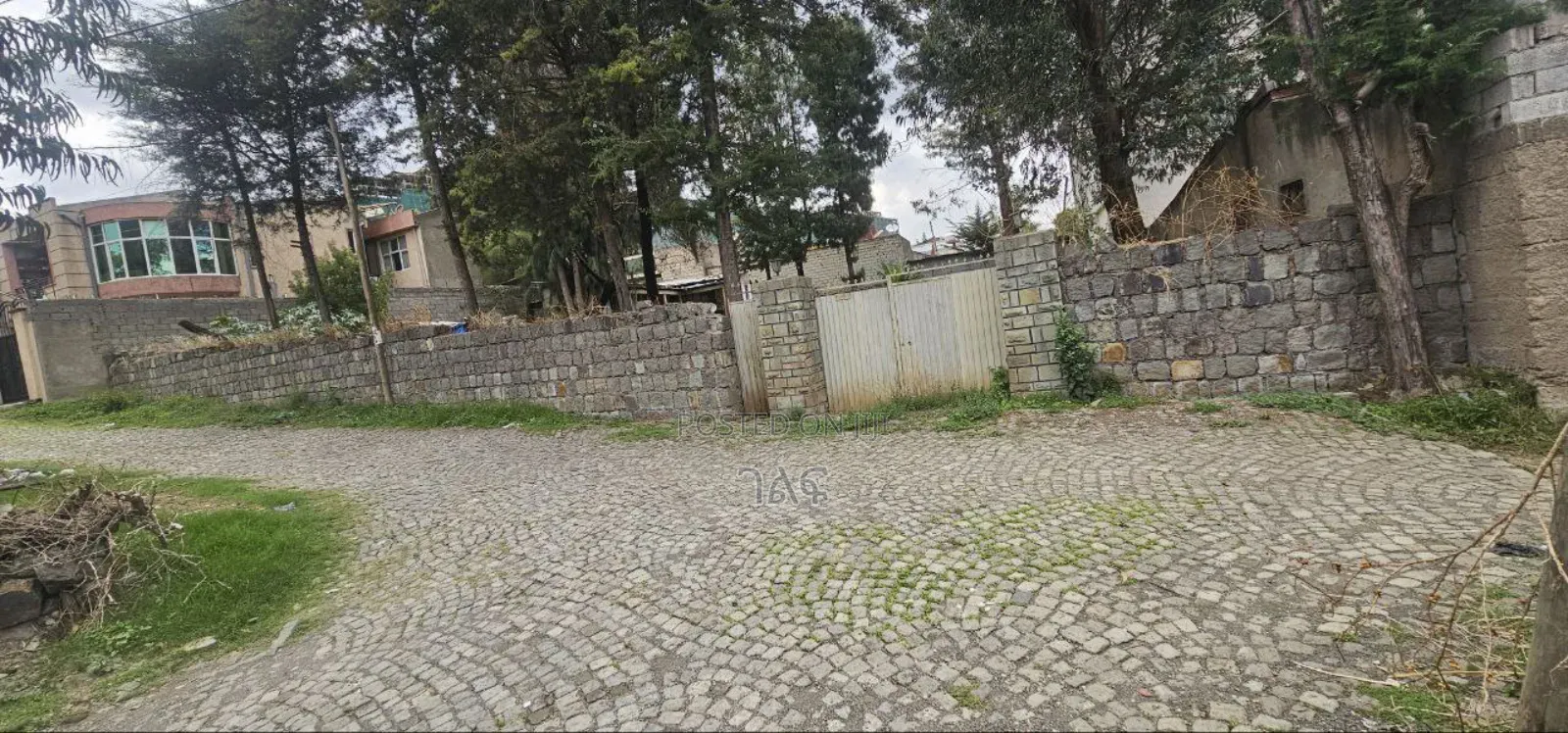 CMC አከባቢ የሚሸጥ ለግንባታ የሚሆን ቦታ ስም ማዞሪያ ቤት ያለው