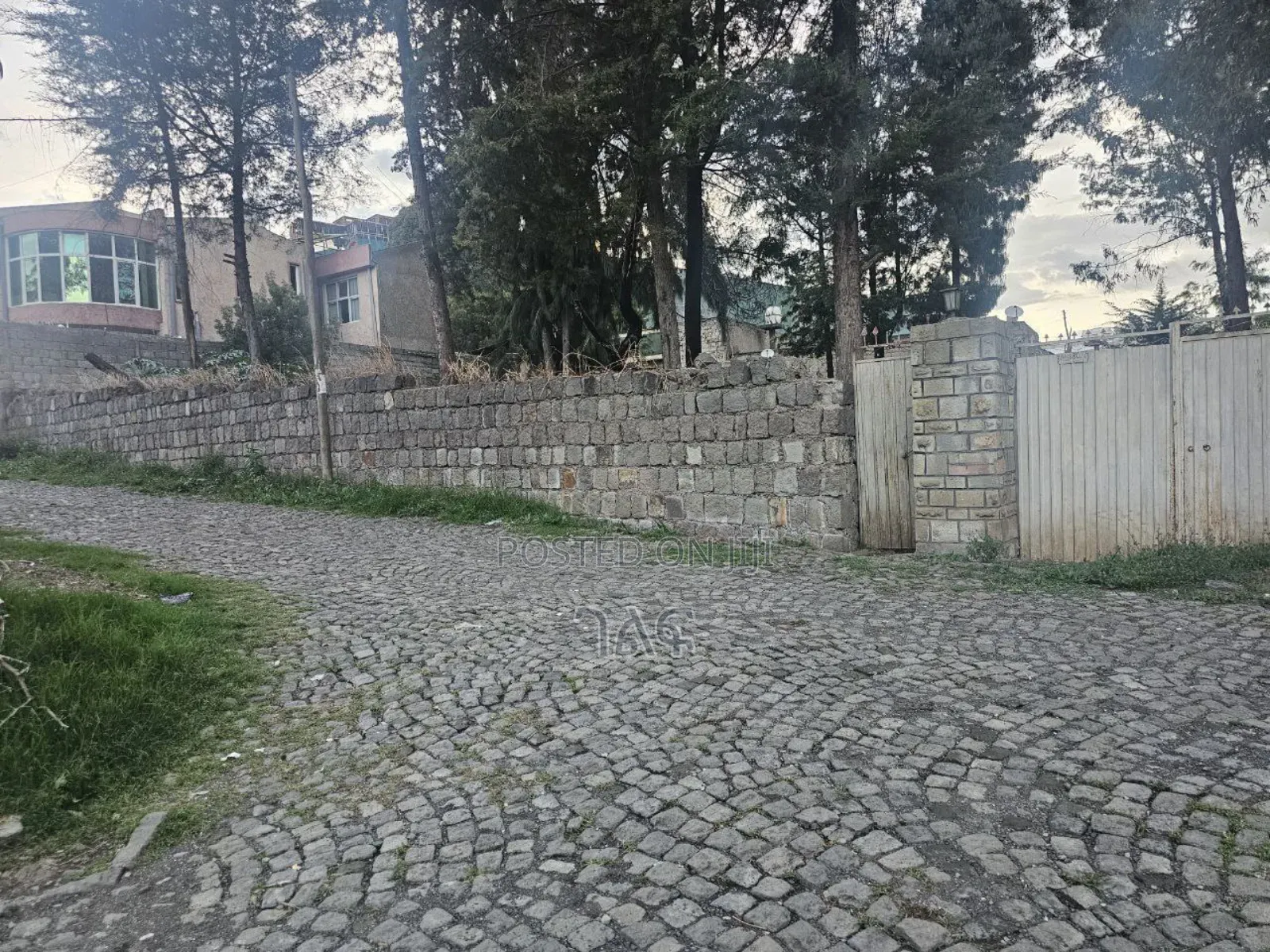 CMC አከባቢ የሚሸጥ ለግንባታ የሚሆን ቦታ ስም ማዞሪያ ቤት ያለው