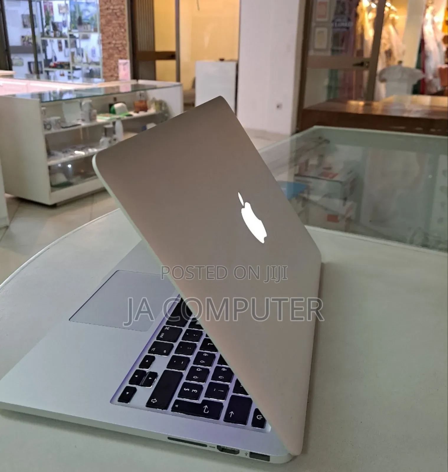 New Laptop Apple MacBook Pro 2015 8GB Intel Core I5 SSD 256GB