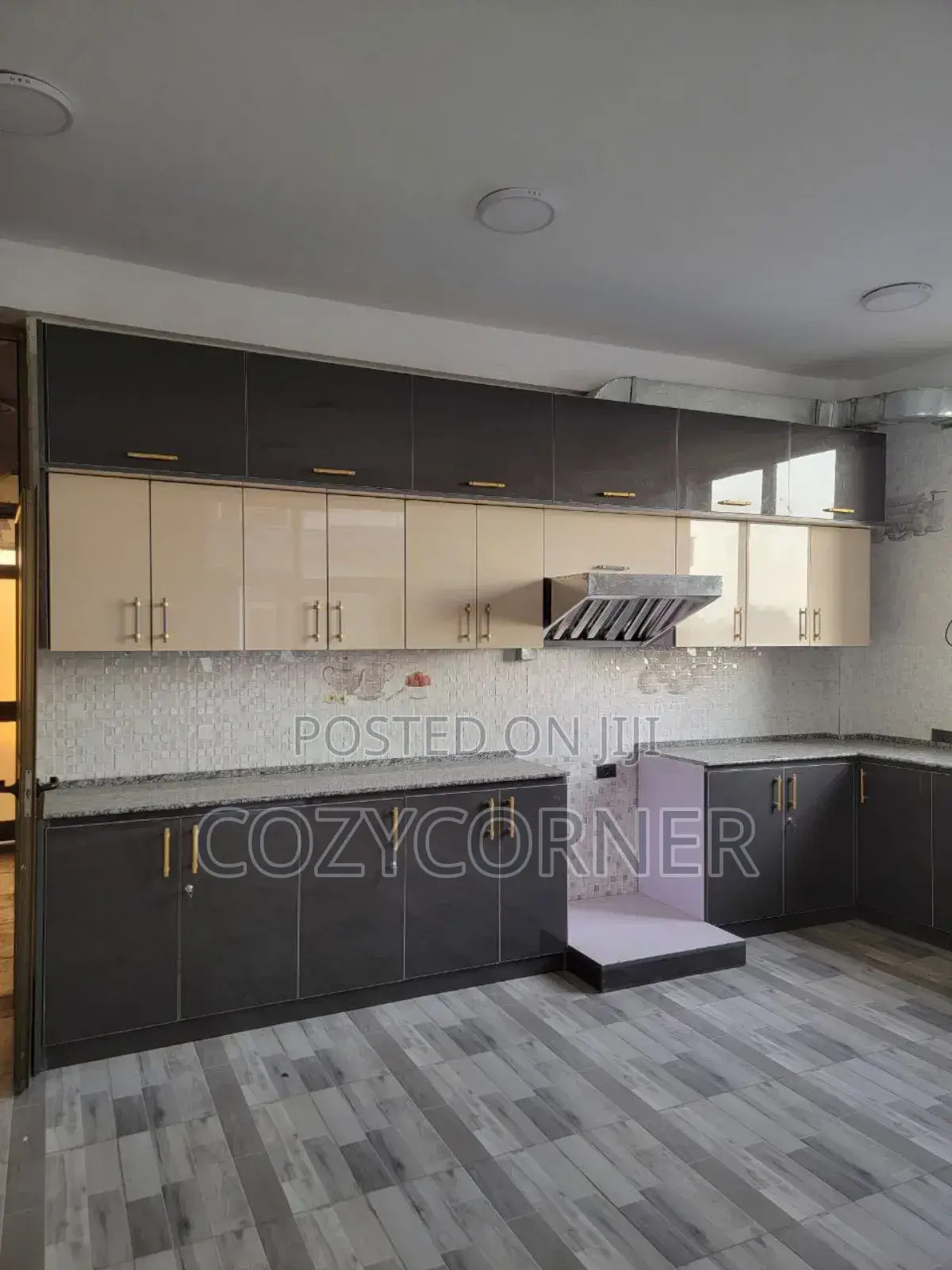 Kitchen Island With the Life of Riley Valued Per M^2. ኪችን ካቢኔት