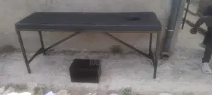 ጠንካራ የማሳጅ ጠረጴዛ