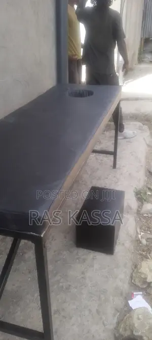 ጠንካራ የማሳጅ ጠረጴዛ