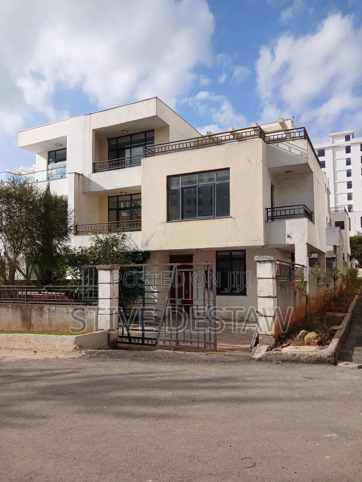 6bdrm House in Noah Real Estate, Bole for sale