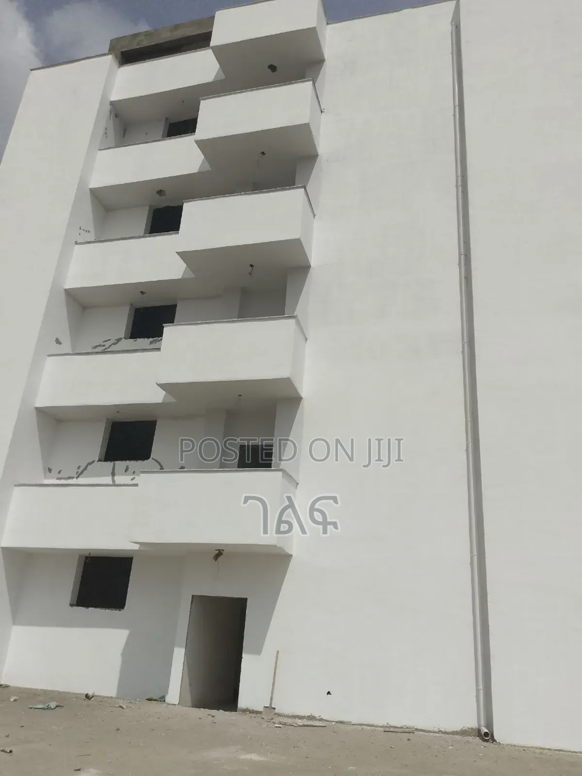 የንግድ ሱቆች CMC ከአፍሪካ ኮንቬንሽን ሴንተር ወደ መገናኛ በሚወስደው ዋና አስፓልት ላይ