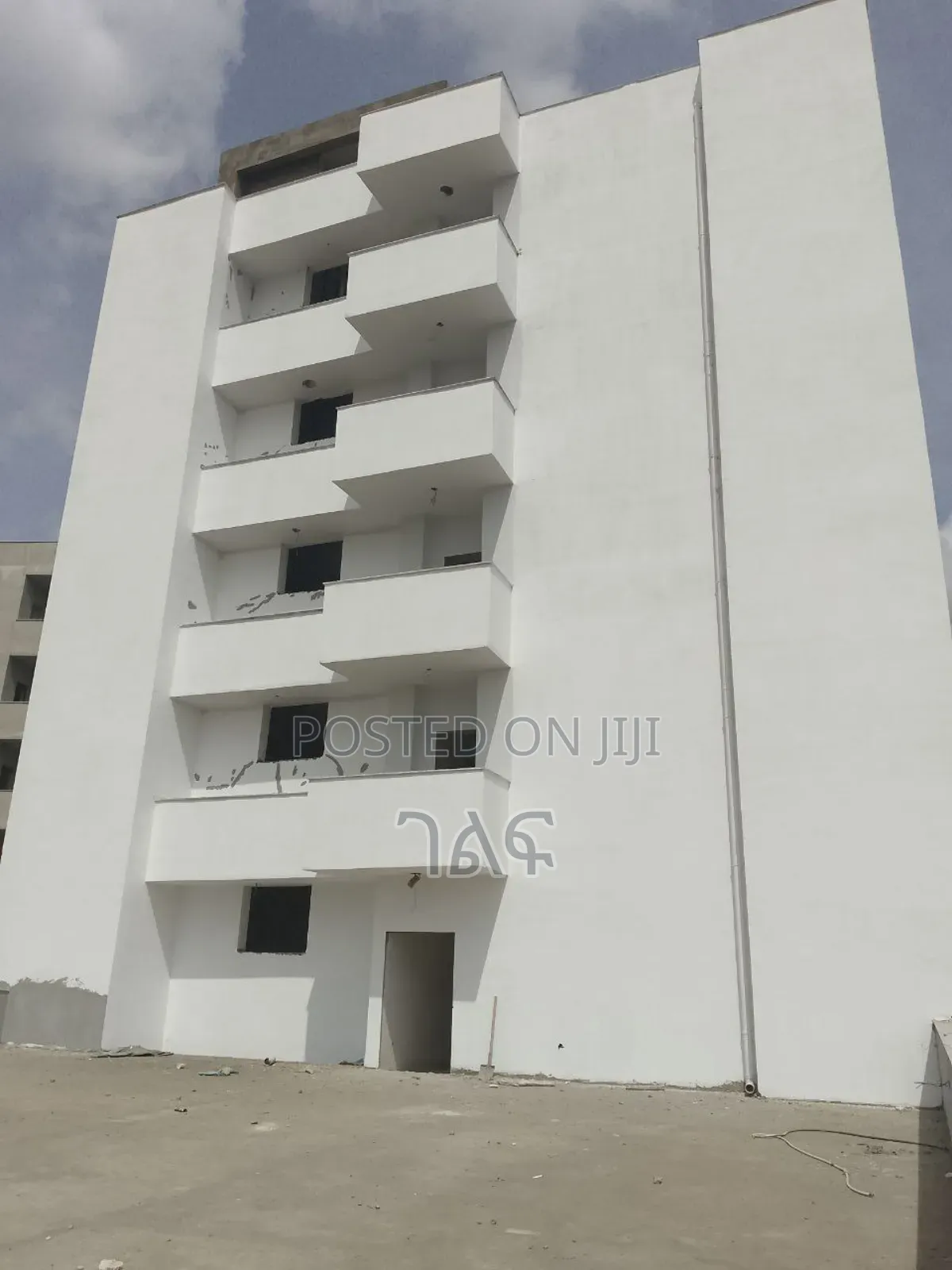 የንግድ ሱቆች CMC ከአፍሪካ ኮንቬንሽን ሴንተር ወደ መገናኛ በሚወስደው ዋና አስፓልት ላይ