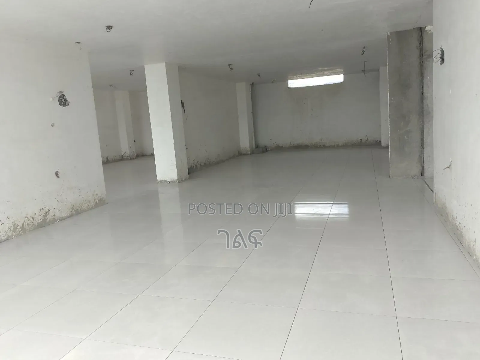 የንግድ ሱቆች CMC ከአፍሪካ ኮንቬንሽን ሴንተር ወደ መገናኛ በሚወስደው ዋና አስፓልት ላይ