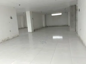 የንግድ ሱቆች CMC ከአፍሪካ ኮንቬንሽን ሴንተር ወደ መገናኛ በሚወስደው ዋና አስፓልት ላይ