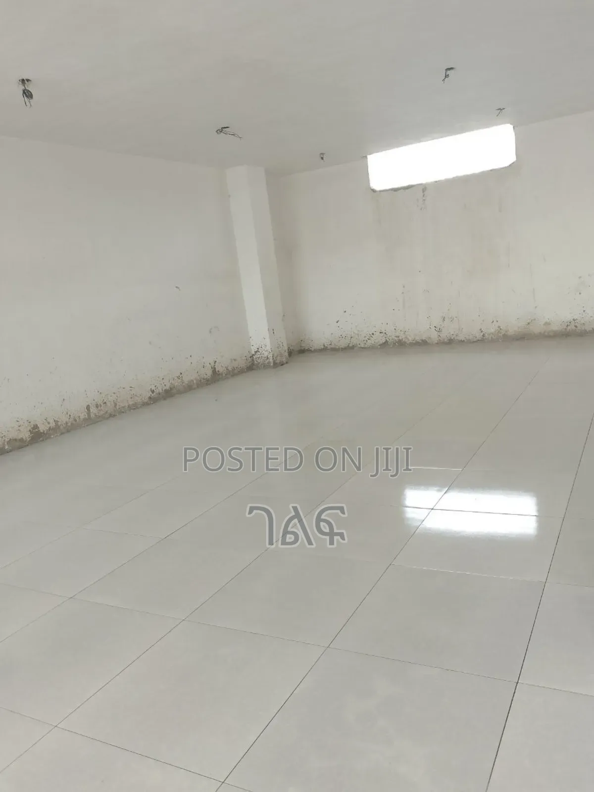 የንግድ ሱቆች CMC ከአፍሪካ ኮንቬንሽን ሴንተር ወደ መገናኛ በሚወስደው ዋና አስፓልት ላይ