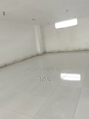 የንግድ ሱቆች CMC ከአፍሪካ ኮንቬንሽን ሴንተር ወደ መገናኛ በሚወስደው ዋና አስፓልት ላይ