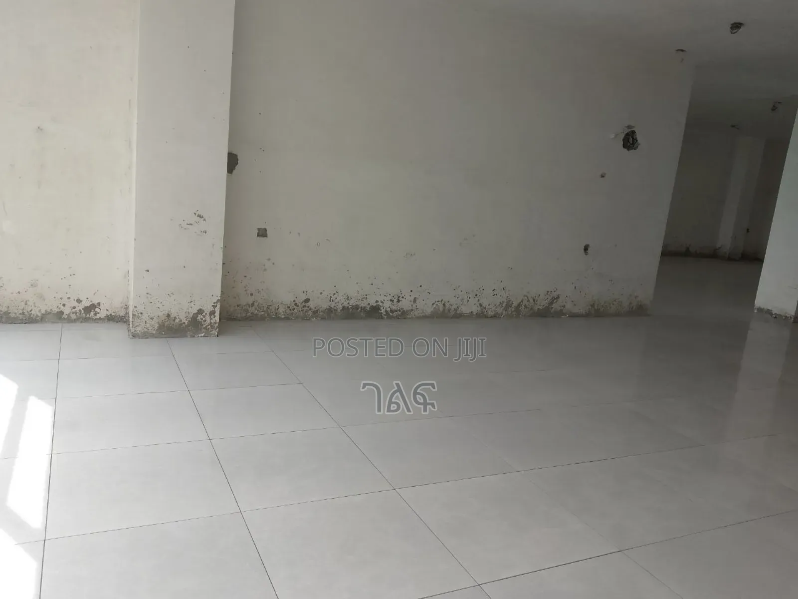 የንግድ ሱቆች CMC ከአፍሪካ ኮንቬንሽን ሴንተር ወደ መገናኛ በሚወስደው ዋና አስፓልት ላይ