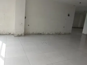 የንግድ ሱቆች CMC ከአፍሪካ ኮንቬንሽን ሴንተር ወደ መገናኛ በሚወስደው ዋና አስፓልት ላይ