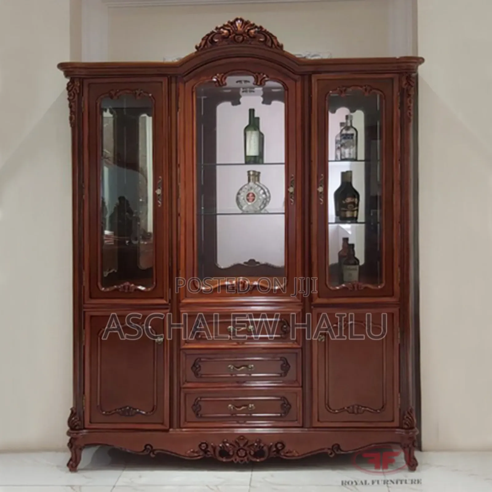 ክላሲክ ንድፍ ያለው ማሳያ ቡፌ