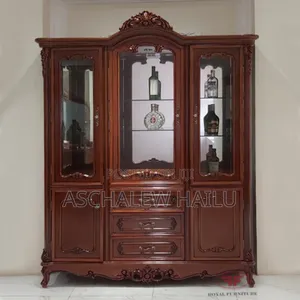 Photo - ክላሲክ ንድፍ ያለው ማሳያ ቡፌ