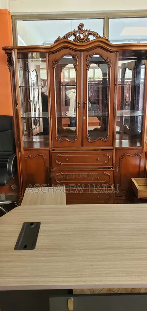 ክላሲክ ንድፍ ያለው ማሳያ ቡፌ