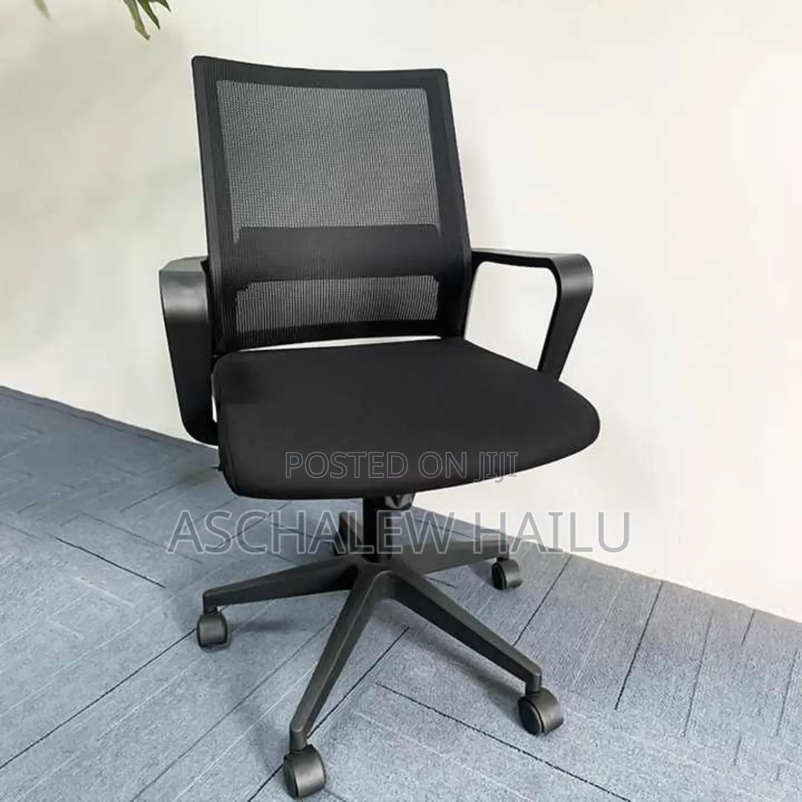 የ ቢሮ ተሽከርካሪ ወንበር a Type of Chair Designed to Rotate 360 Deg