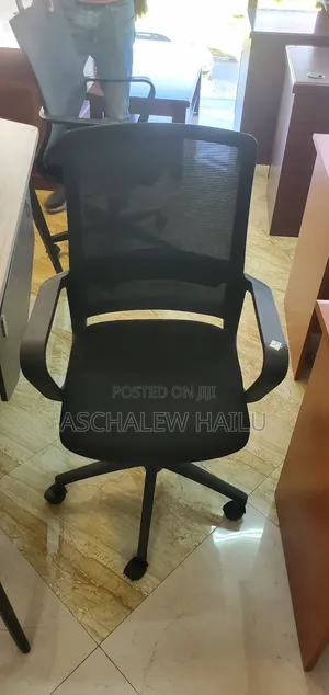 የ ቢሮ ተሽከርካሪ ወንበር a Type of Chair Designed to Rotate 360 Deg