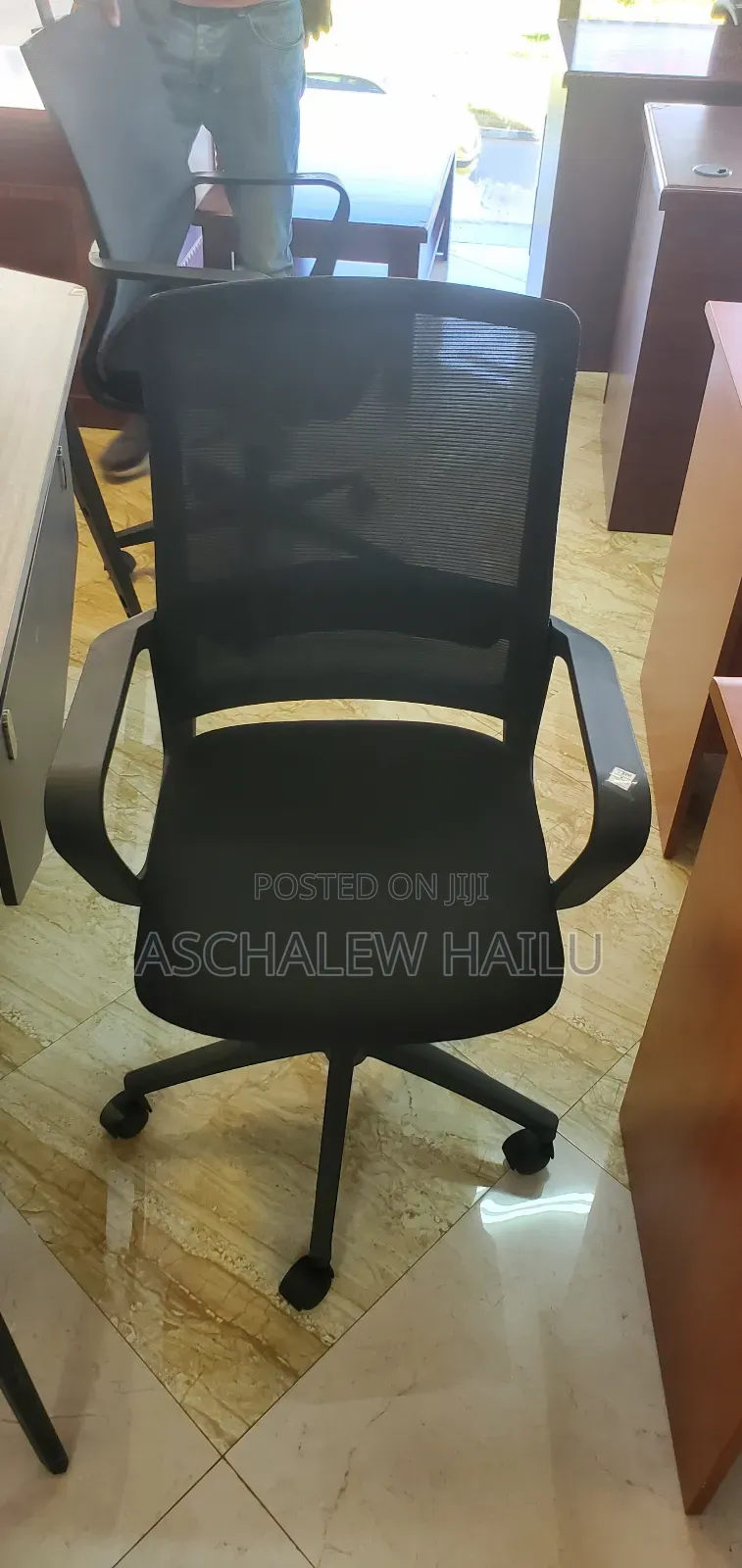 የ ቢሮ ተሽከርካሪ ወንበር a Type of Chair Designed to Rotate 360 Deg