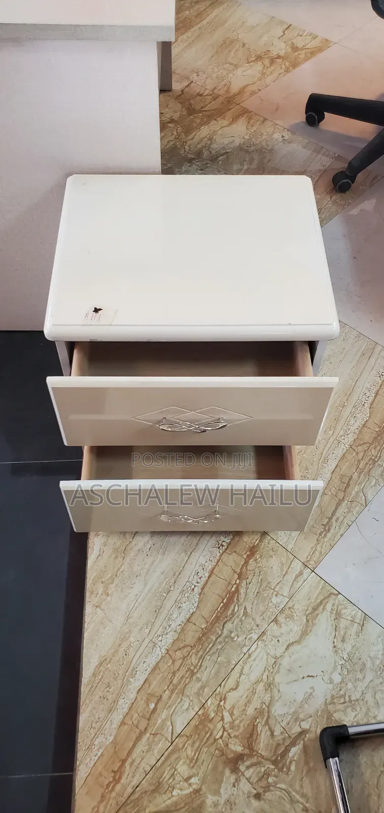 Bed Side Cabinet የ አልጋ ጎን እቃ ማስቀመጫ