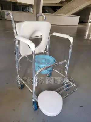 Photo - Multifunction Wheeled长toilet Commode Chair፵嫈bedside Commode