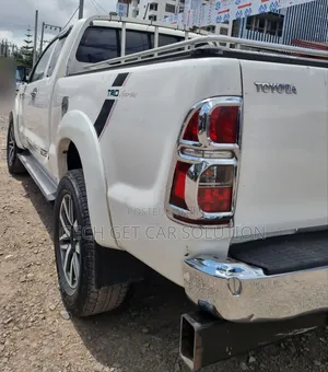 Toyota Hilux 2013 White