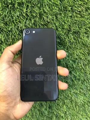 Photo - Apple iPhone SE (2020) 128 GB Black