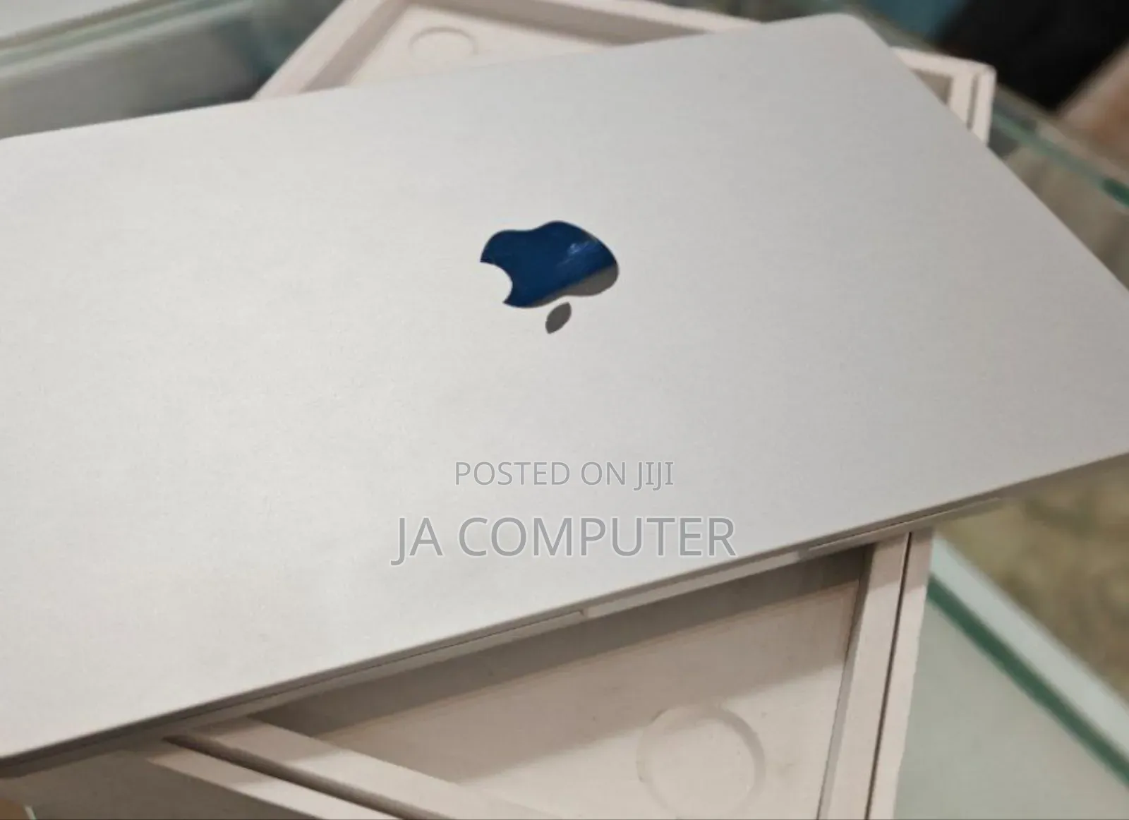 New Laptop Apple MacBook Air 2022 M2 8GB Apple M2 SSD 256GB