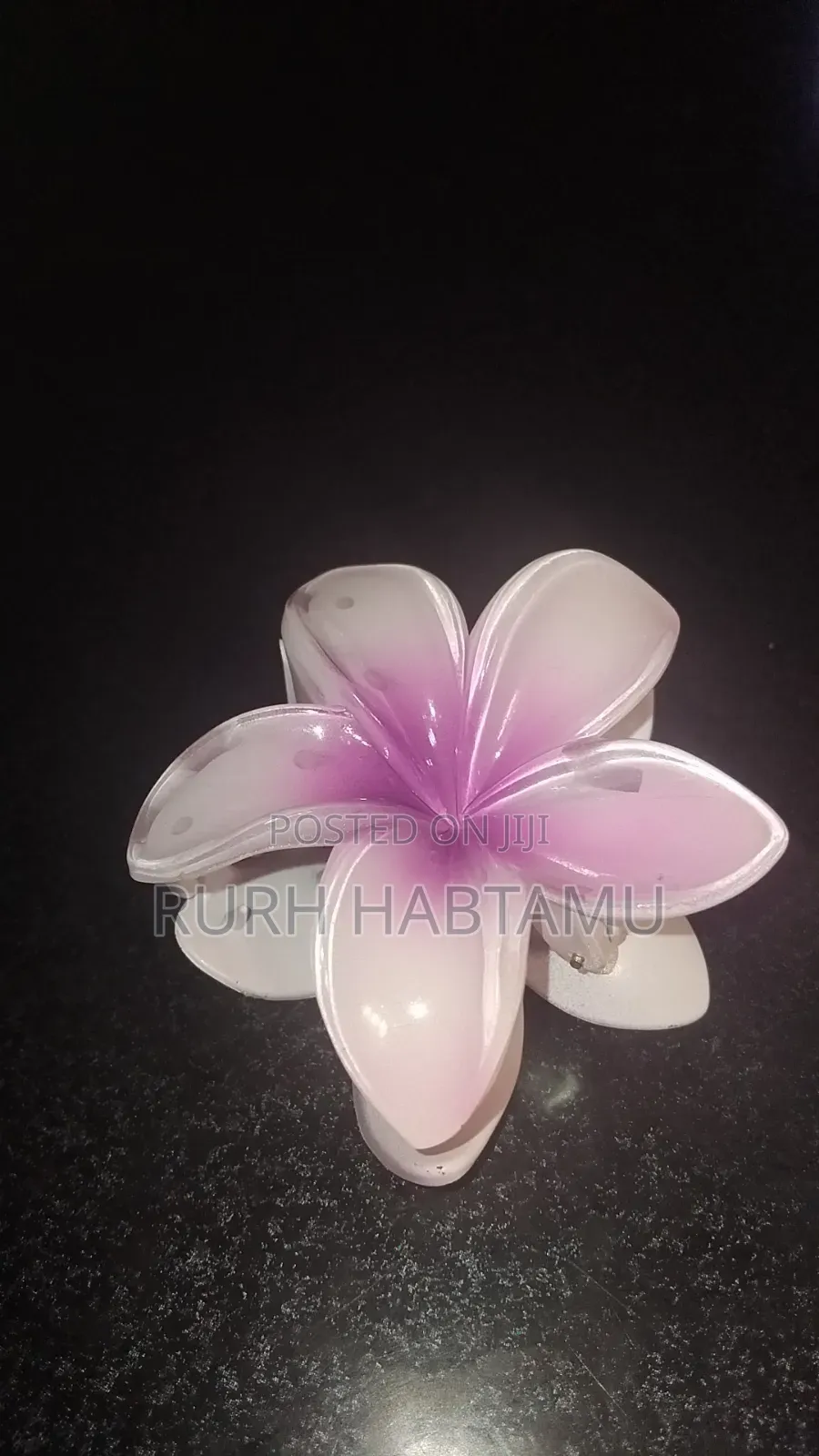 Clow Clips With Different Colors Available on Hand