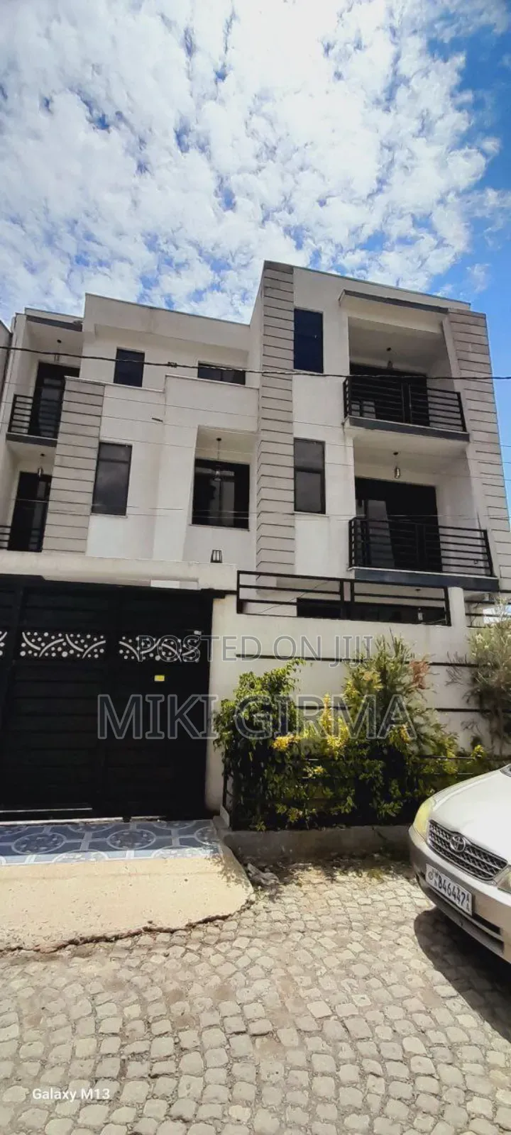 7bdrm Townhouse/Terrace in ፊጋ, Bole for sale
