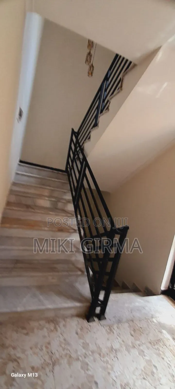 7bdrm Townhouse/Terrace in ፊጋ, Bole for sale