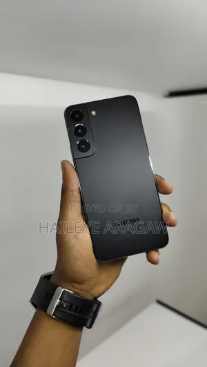 Photo - New Samsung Galaxy S22 5G 256 GB Black