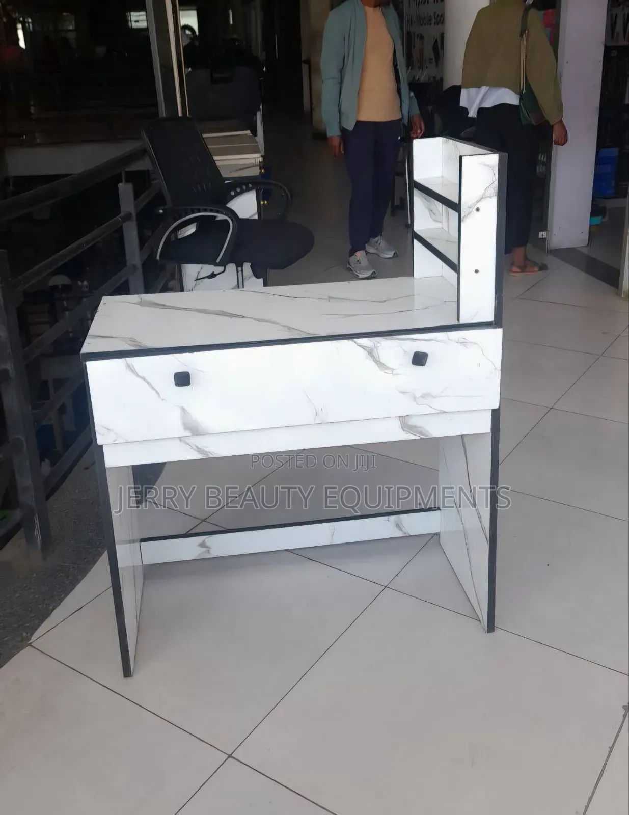 Manicure Table የጥፍር መስሪያ ጠረጴዛ