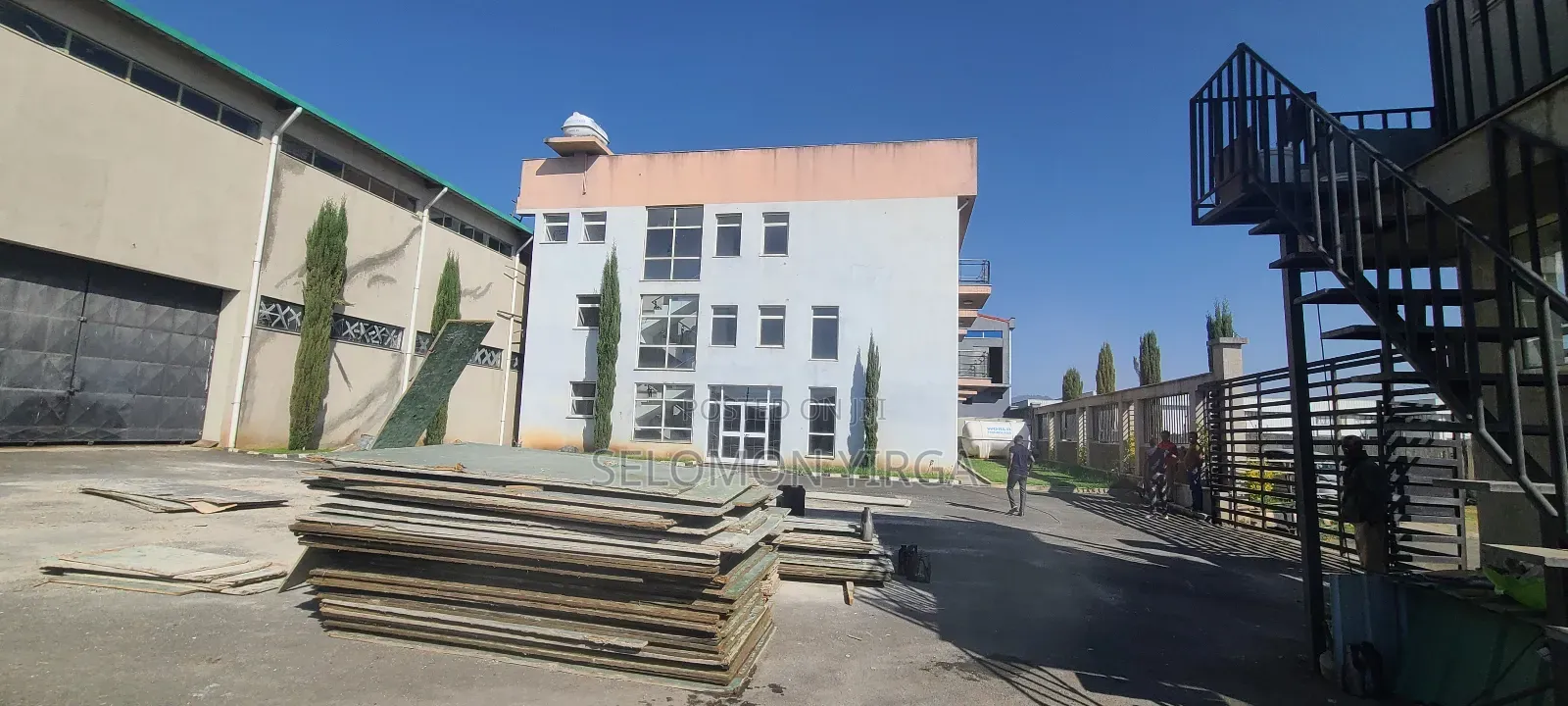 የሚሸጥ መጋዘን ጣፎ