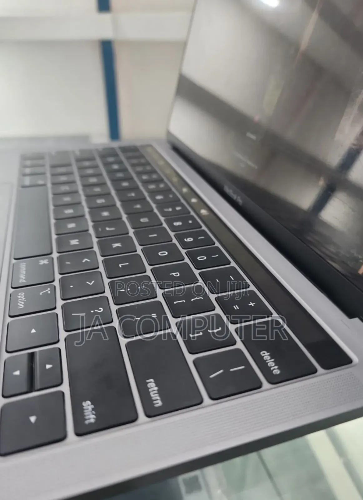 New Laptop Apple MacBook Pro 2019 8GB Intel Core I5 SSD 128GB