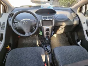 Photo - Toyota Yaris 2010 Burgundy