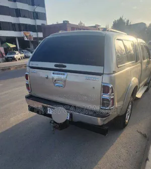 Toyota Hilux 3.0 D-4D 4x4 2012 Gold