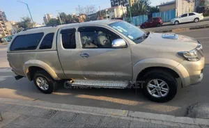 Toyota Hilux 3.0 D-4D 4x4 2012 Gold