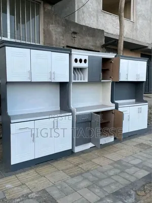 ኪችን ካቢኔት ሜትር ከ ሀያ ተንቀሳቃሽ