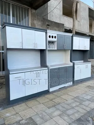 ኪችን ካቢኔት ሜትር ከ ሀያ ተንቀሳቃሽ