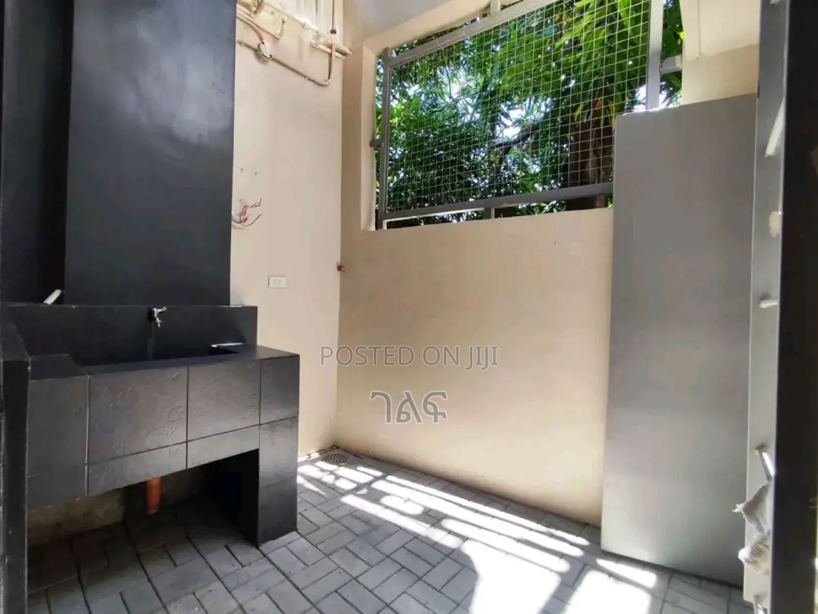 7bdrm House in 250 ካሬ ሰሚት ሲኤምሲ G+2, Bole for sale