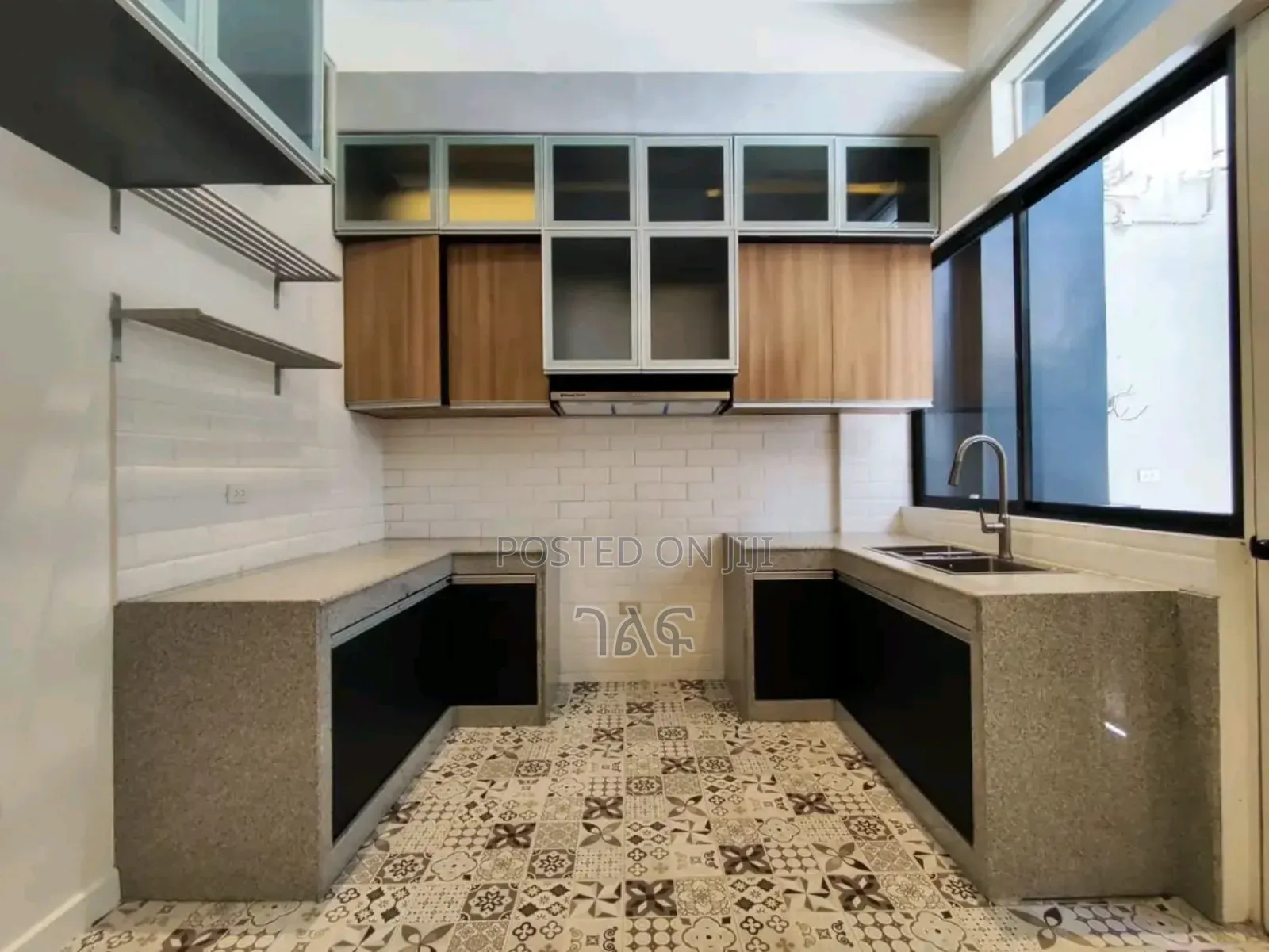 7bdrm House in 250 ካሬ ሰሚት ሲኤምሲ G+2, Bole for sale