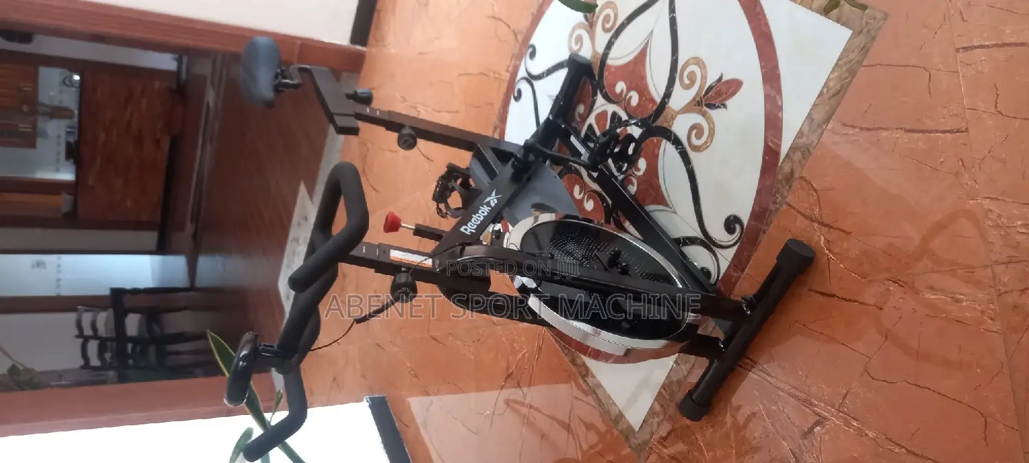 በቤቶ አቋሞን የሚጠብቁበት ዘመናዊ Reebok Exercise Bike