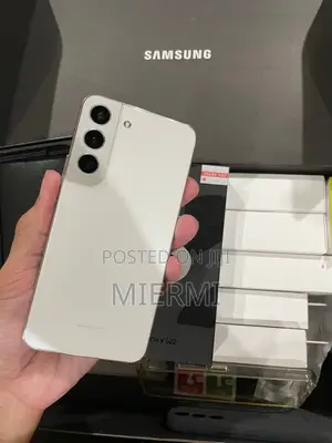 Photo - New Samsung Galaxy S22 5G 128 GB