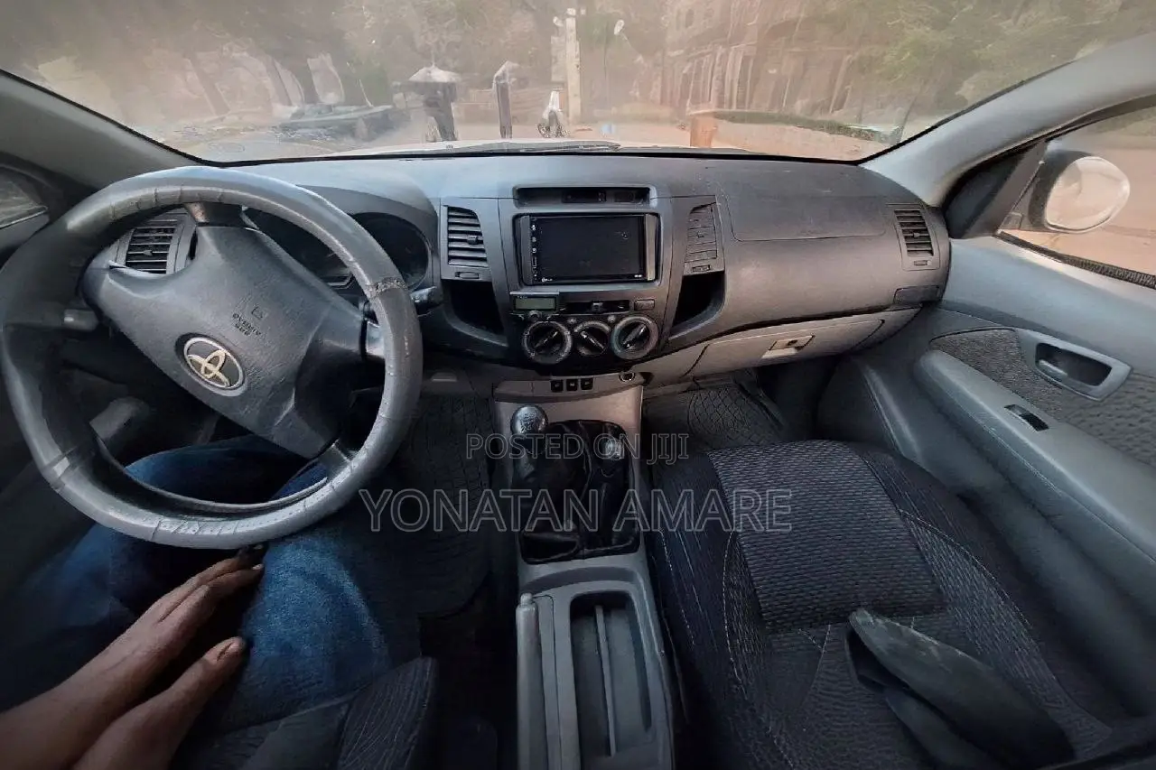 Toyota Hilux 2006 Gold