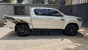 Toyota Hilux 2022 White